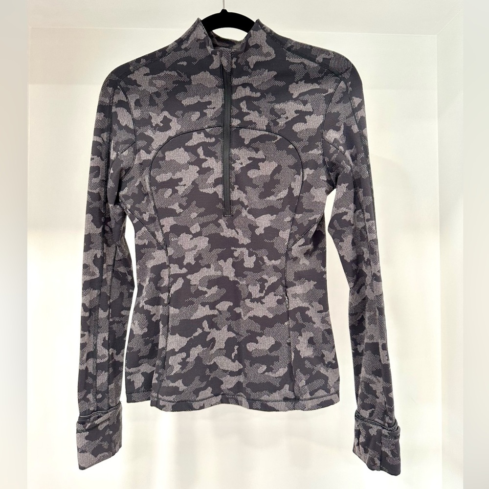Lululemon Camo Running Jacket 1/2 Zip up pullover stretchy size 8 EUC black gray